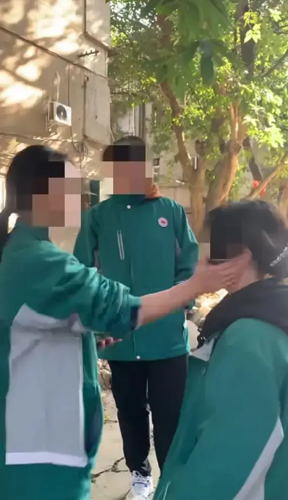 四川阆中女生被霸凌事件持续发酵_掌掴视频引发社会广泛关注_专家呼吁加强校园暴力防治工作
